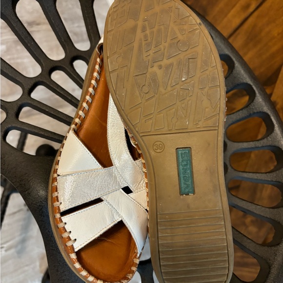 VENUS Authentic Leather Sandals in EUC, Size EUR 39/ US 8.5 - Picture 4 of 4
